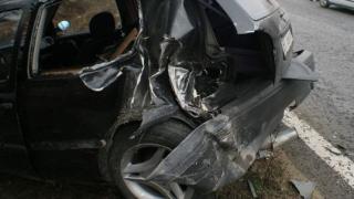 Шофьор подкара като като бесен фирмената си кола, размаза я в електрически стълб