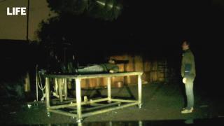 Илюзионист почти си отряза ръката, репетирайки трик на Худини ВИДЕО