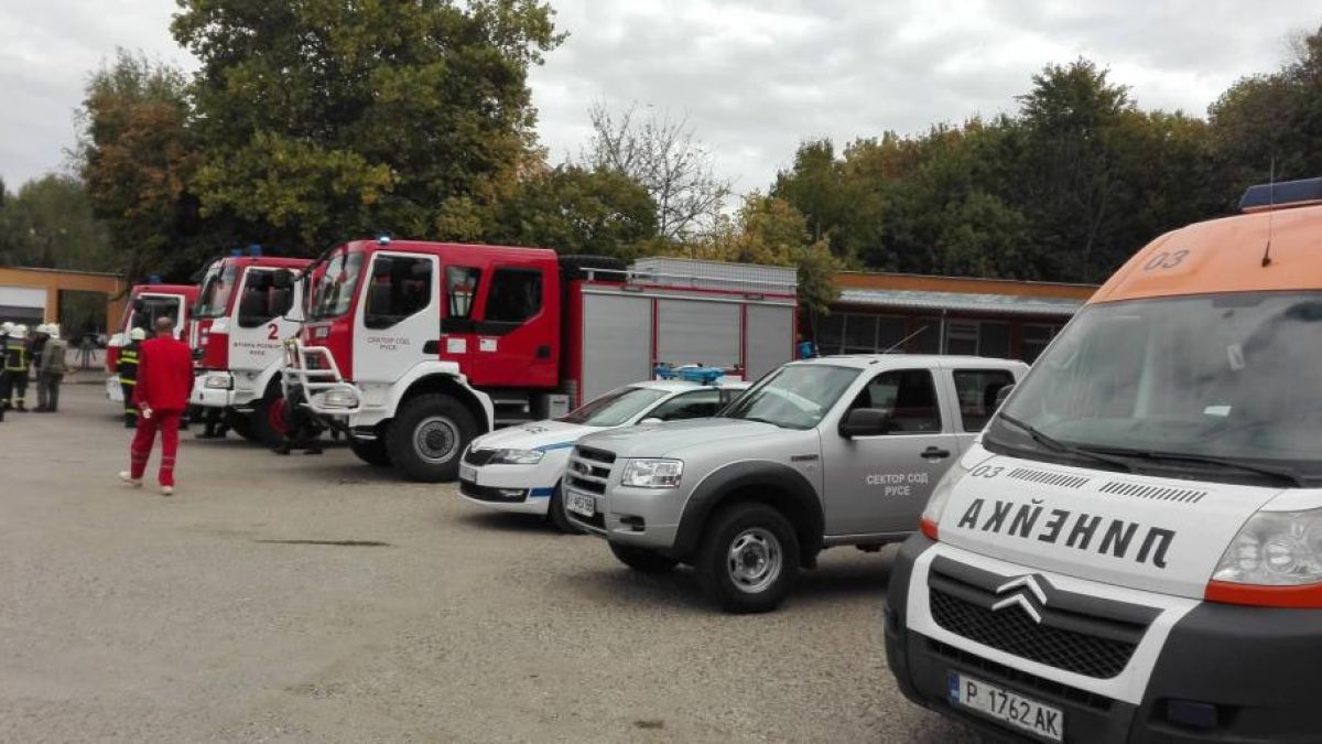 Взрив във Ветово близо до общината СНИМКИ