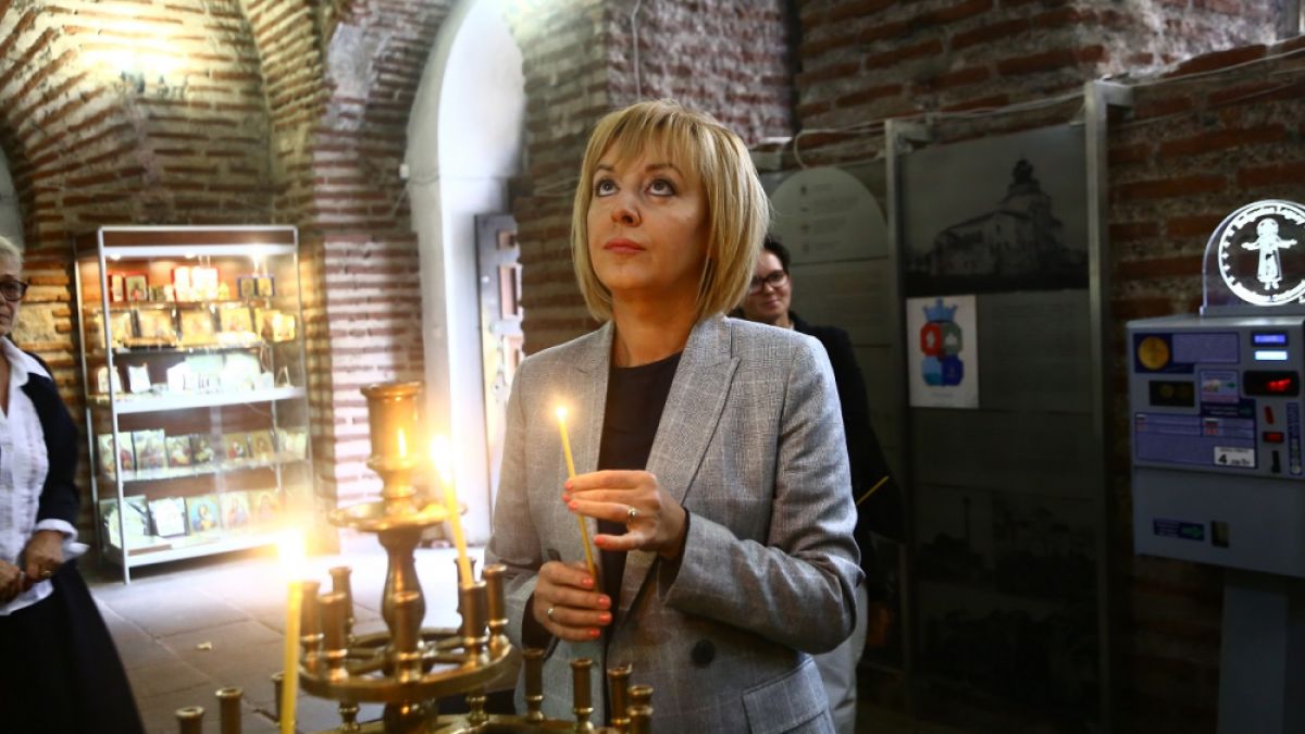 Манолова вече сигурна, че ще управлява, изрита Слави от властта