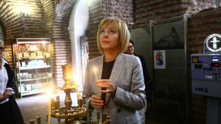 Манолова вече сигурна, че ще управлява, изрита Слави от властта
