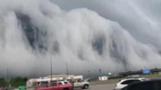 Страховита гледка от плаж, затиснат от облаци цунами СНИМКИ