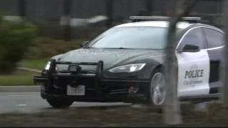 Полицаи скочиха в Тесла да гонят престъпници и страшно се изложиха 