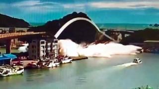 Страшно ВИДЕО: Мост се срути под бензиновоз, броят жертвите