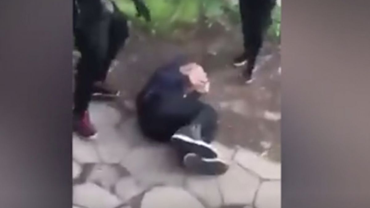 Брутално ВИДЕО от София: "Полицаи под прикритие" пребиват като куче момче