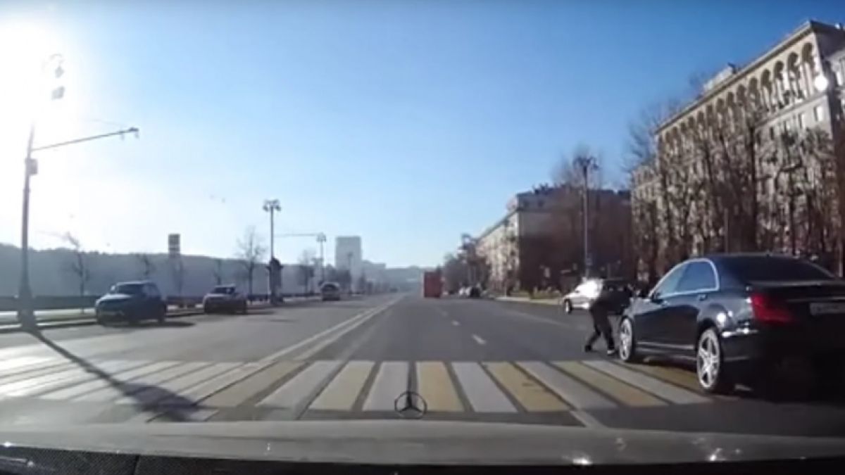Джигит с мерцедес не пусна старец на "зебра", но той му даде суров урок СНИМКИ