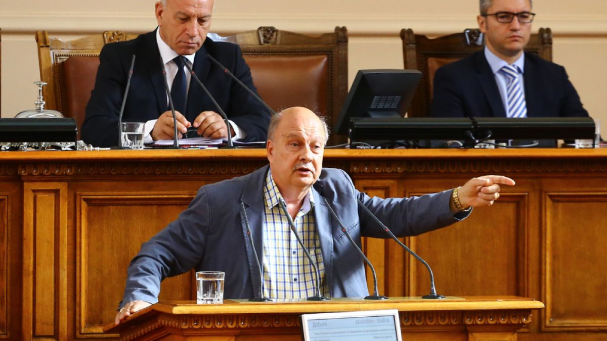 Буря в парламента заради декларация по повод 30 години демокрация в България!