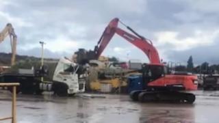 Бачкатор се напи и смаза с багера си джип за 100 бона на омразния си шеф ВИДЕО