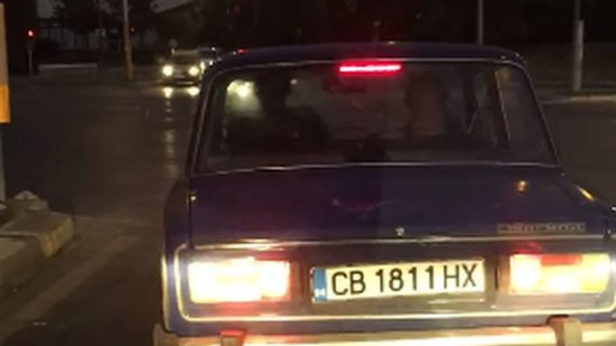Откачена ситуация в "Лада" на светофар в София ВИДЕО