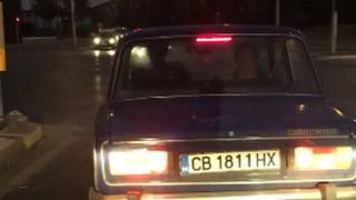 Откачена ситуация в "Лада" на светофар в София ВИДЕО