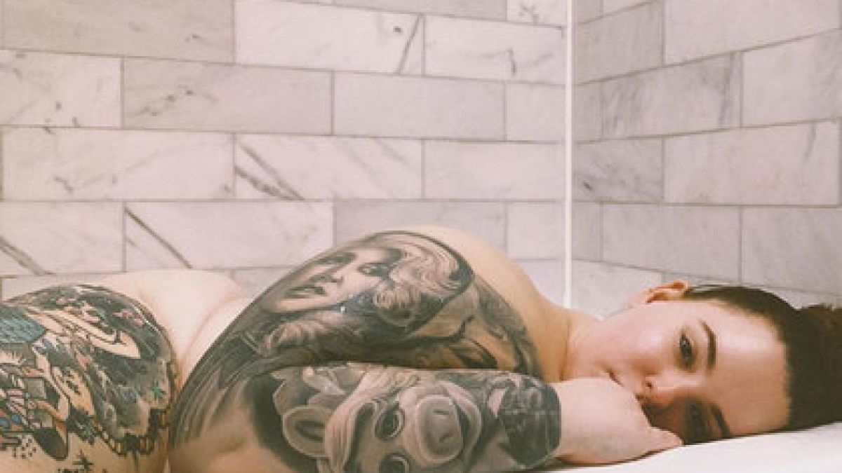 Най-пищната моделка зарадва феновете си с гола СНИМКА 18+