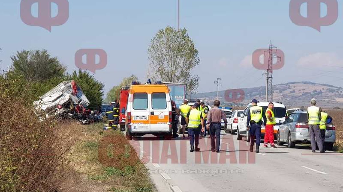 Първи ужасяващи СНИМКИ от касапницата с два тира край Карнобат