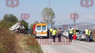 Първи ужасяващи СНИМКИ от касапницата с два тира край Карнобат