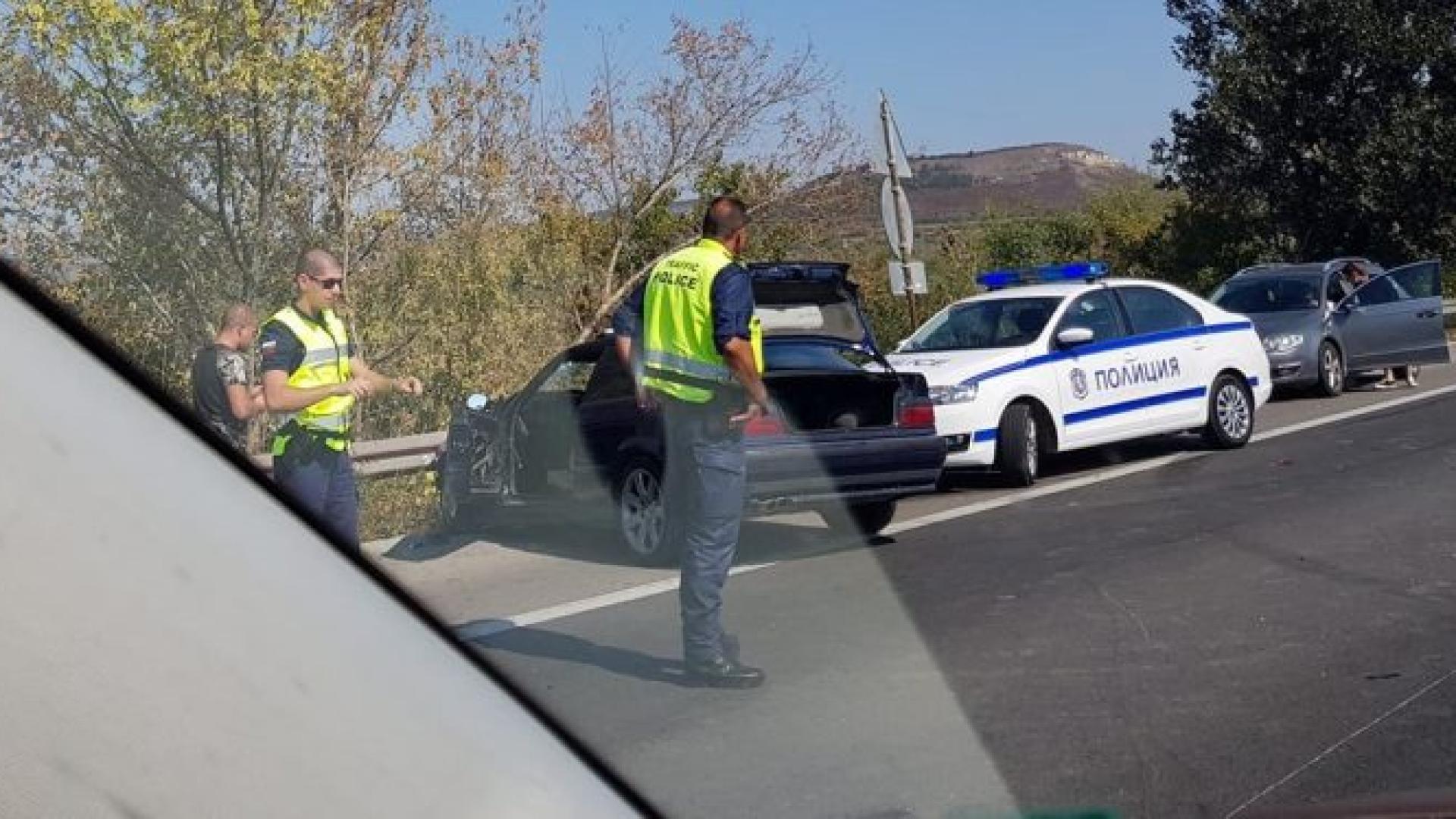 "Фолксваген" и БМВ се удариха на "Хемус", линейка с дете лети към болницата 