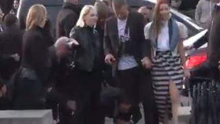 Странен инцидент с Джъстин Тимбърлейк на Парижката седмица на модата ВИДЕО