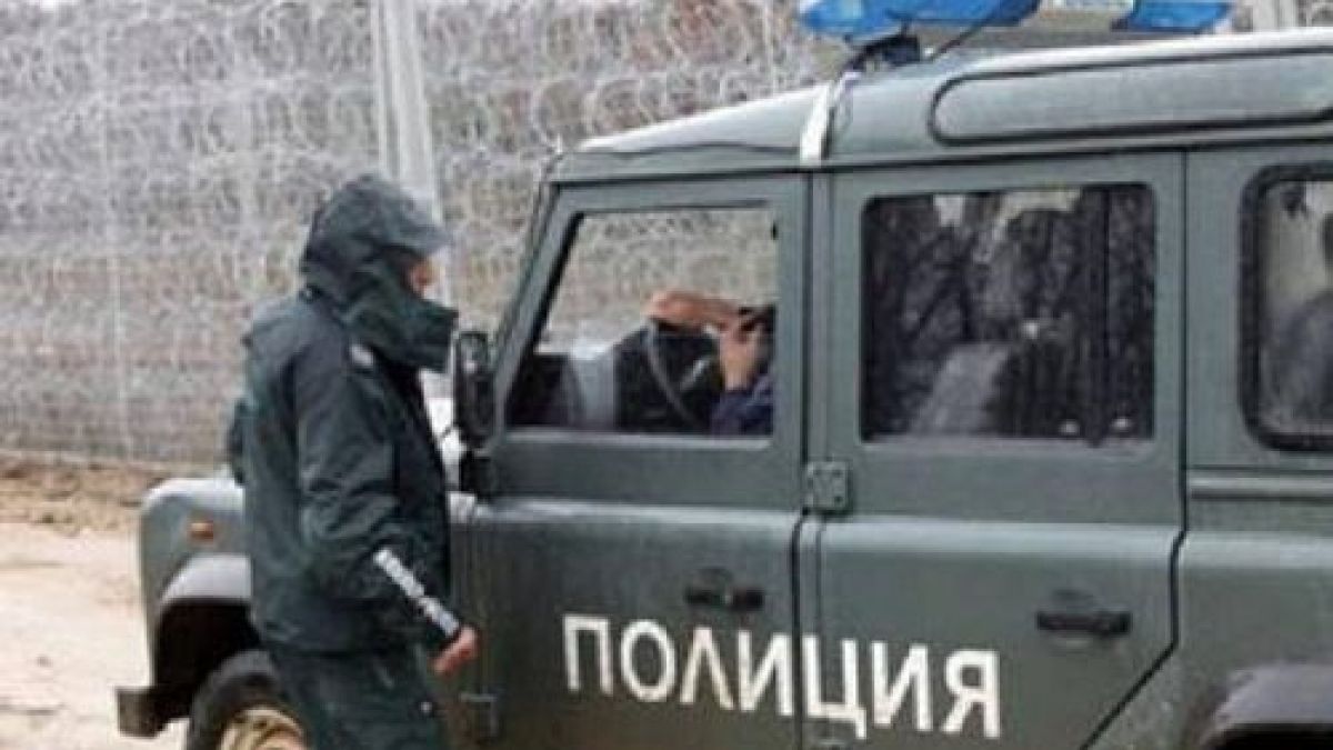 Закопчаха трима нашенци да прекарват бежанци през гръцката граница
