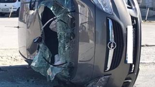 Кошмар край Царево: Опел се обърна, 20-годишен е в кома СНИМКА