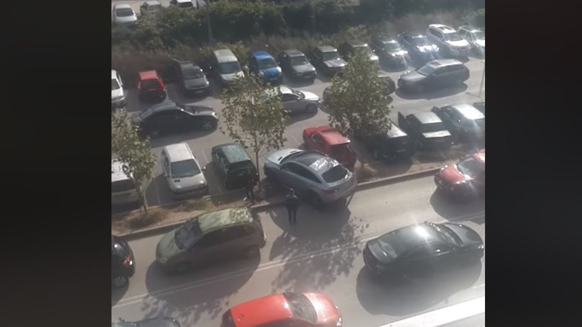 Ама това е жена! Ето как се излиза от затапен паркинг ВИДЕО 