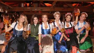 Разголени красавици секнаха глътката на посетителите на Октоберфест СНИМКИ 18+