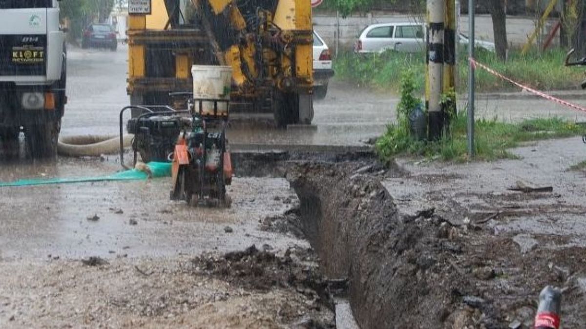 Авария оставя големи столични квартали без вода