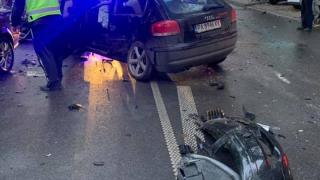 Страшно меле между кола и автобус в Пловдив, навсякъде се търкалят части СНИМКИ 