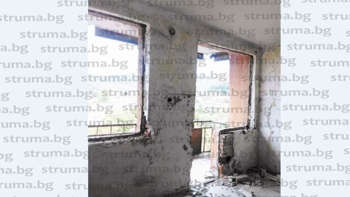 Цигани взеха под наем два етажа от блок в Бобов дол, окрадоха и дограмата СНИМКИ