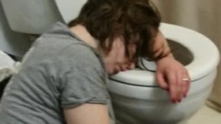 Тя заспа, гушнала тоалетна, но аверът й видя нещо невероятно в нея СНИМКИ