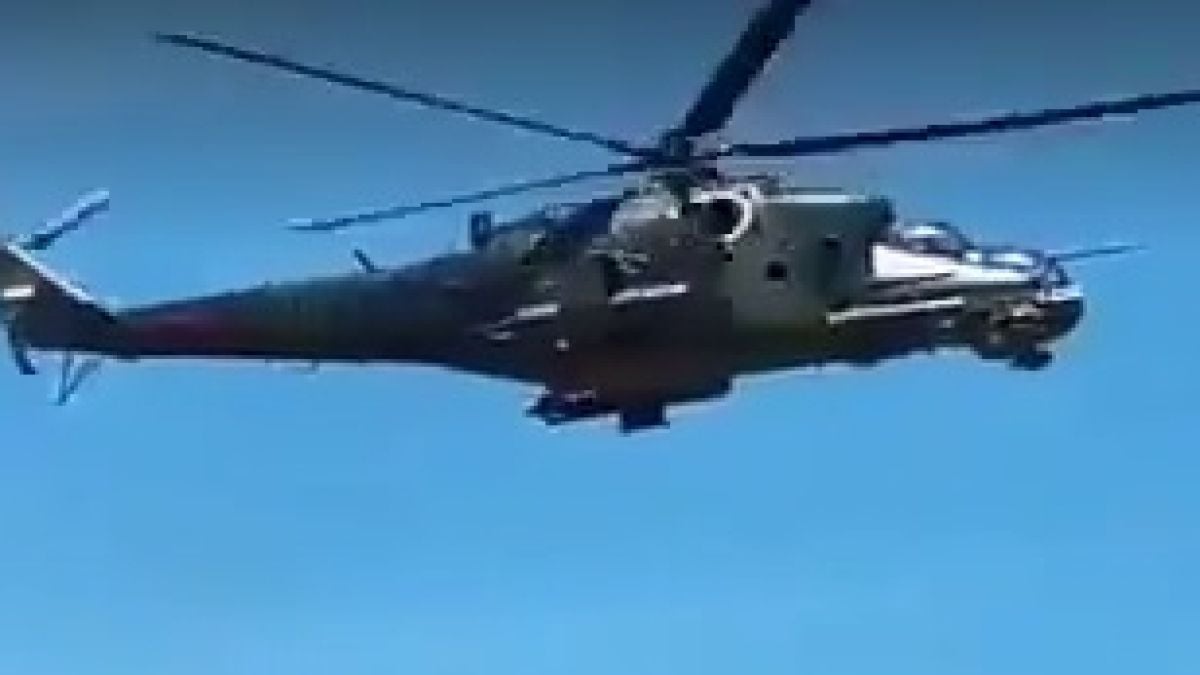 Разрушителен парад: „Летящият танк“ Ми-35 унищожи трибуна с публика ВИДЕО