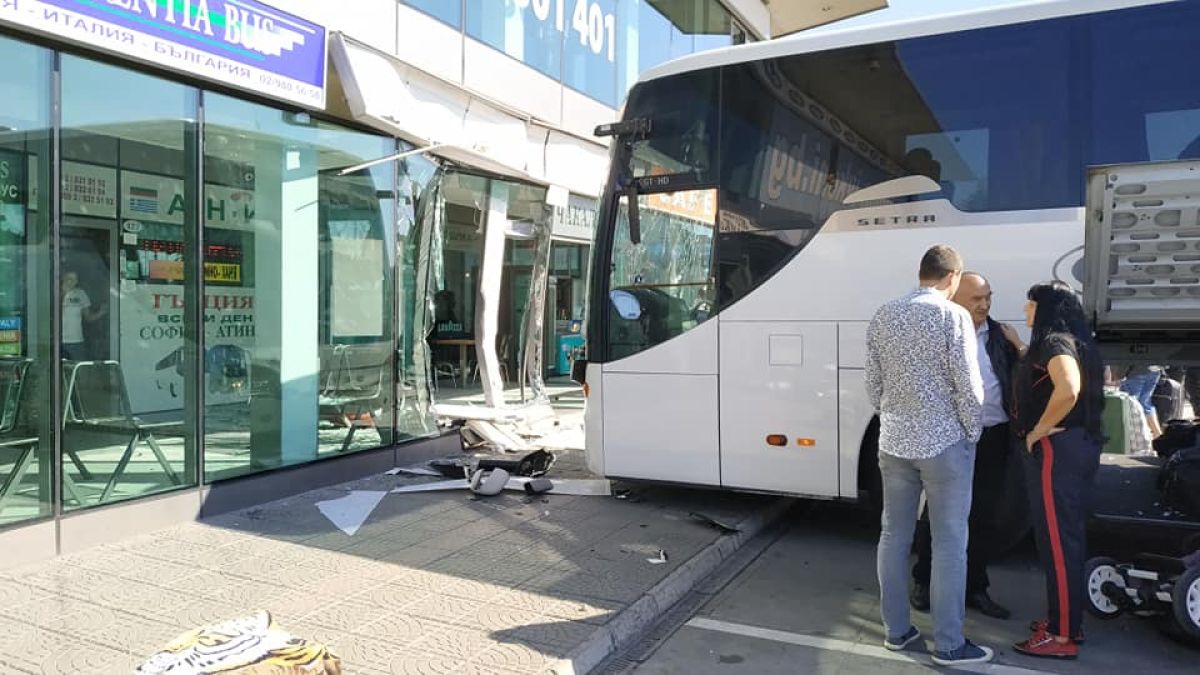 Извънредно! Автобус се вряза в Автогара "Сердика" в София СНИМКИ