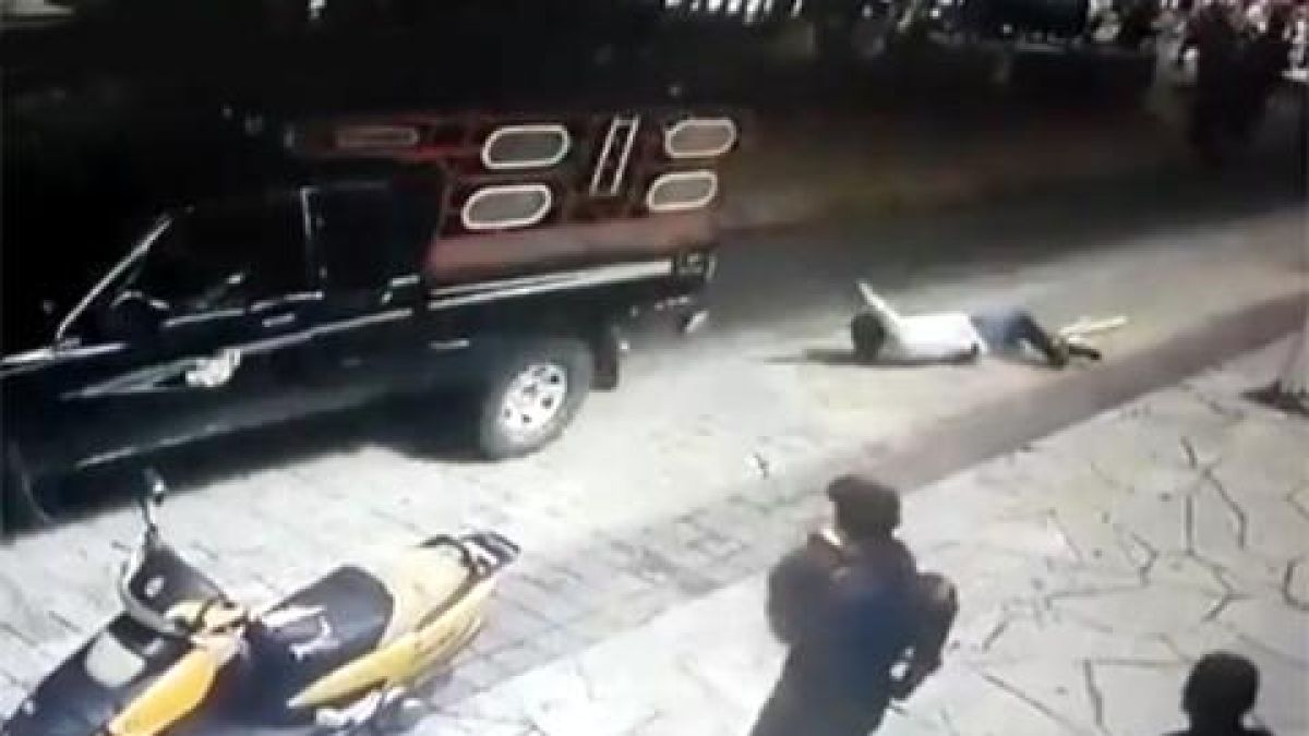 Кмет не оправи пътищата и го влачиха като куче с кола ВИДЕО 18+