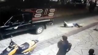 Кмет не оправи пътищата и го влачиха като куче с кола ВИДЕО 18+