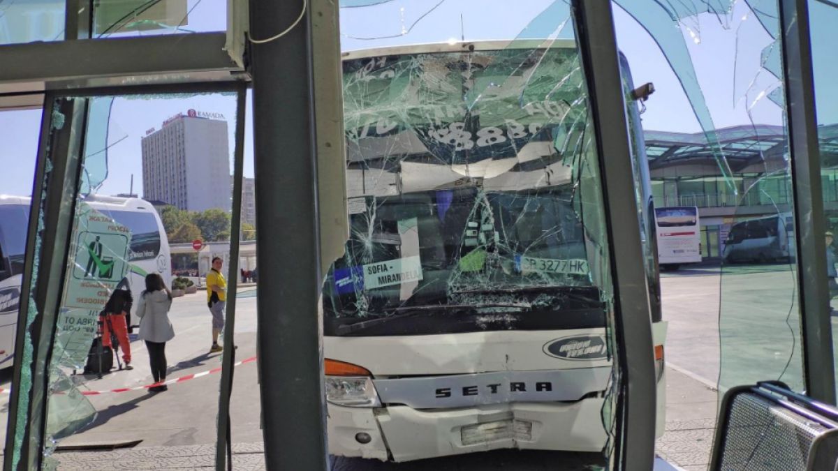 Страховити подробности за инцидента с автобуса, който се вряза в автогара "Сердика"