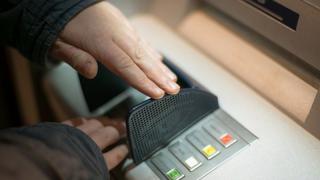 Софиянец се опита да изтегли 10 бона от банка в Шумен с фалшива лична карта