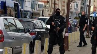 Маскирани ченгета с автомати окупираха съда заради опасен пандизчия СНИМКА