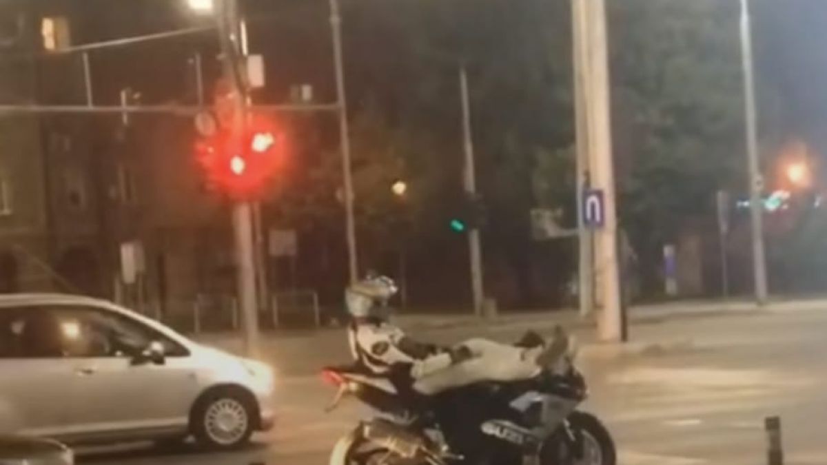 Не е за вярване какво направи този рокер на столично кръстовище СНИМКА