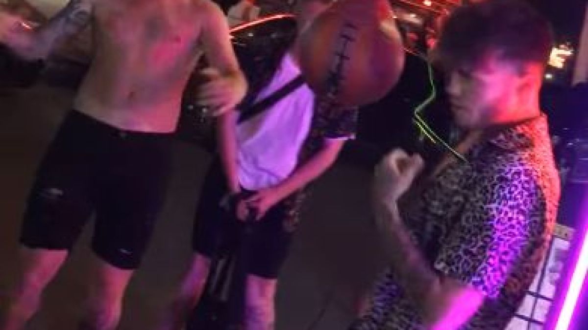 Безумно ВИДЕО 18+ с фиркани и полуголи мъже от Слънчев бряг потресе мрежата