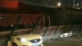 Страшно ВИДЕО: Мост се срути и...