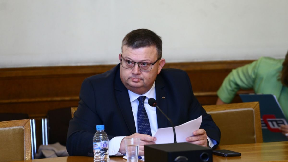 Цацаров с извънредно разпореждане за взрива и пожара в „Пирогов“