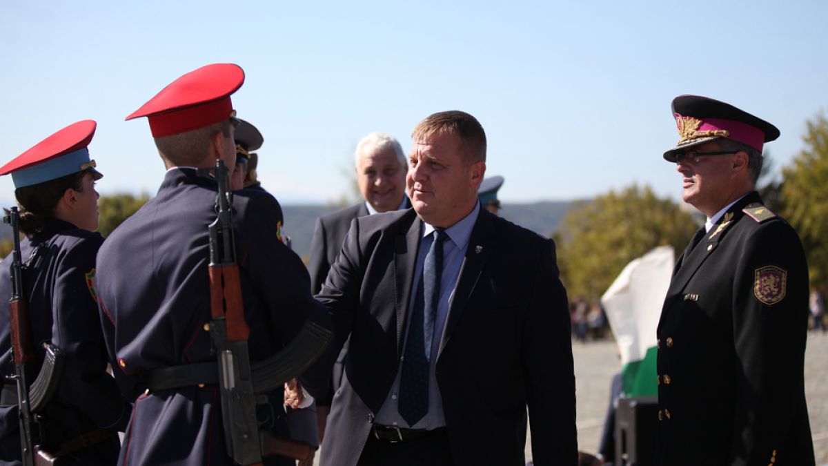 Каракачанов се закани: Хвърлям българската армия, ако...