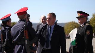 Каракачанов се закани: Хвърлям българската армия, ако...