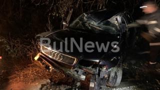 Пияни с „Ауди“ се помляха на Е-79, колата е смачкана до неузнаваемост СНИМКИ