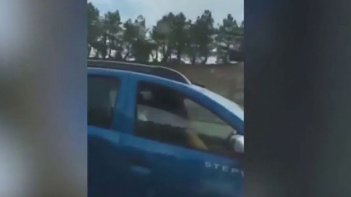 Двойка прави див секс в Дачия в движение и си изпати жестоко ВИДЕО