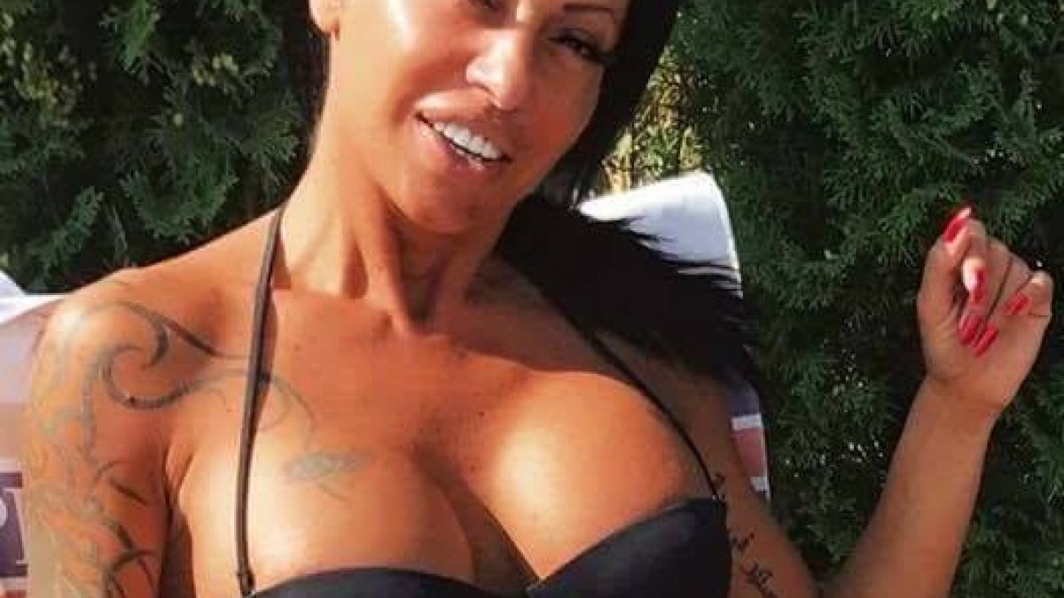 Сексбомба атакува минипарламента в Перник СНИМКИ 18+