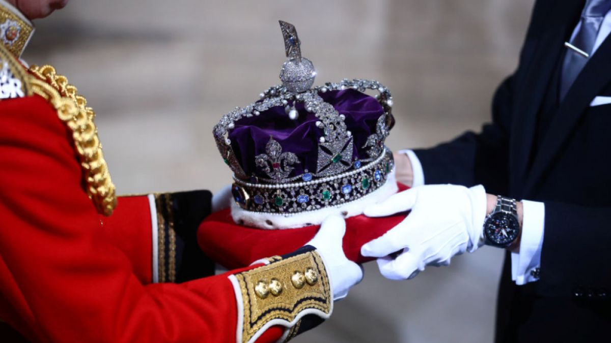 Елизабет II пристигна в парламента с каляска и бляскава процесия НА ЖИВО
