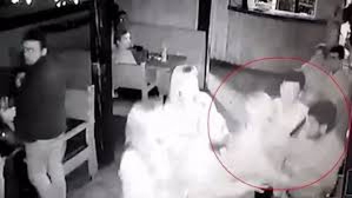 Убиха диджей с удар с нож в сърцето пред обектива на камера ВИДЕО 18+