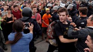 Протестът в Барселона се разрасна, в града е страшно СНИМКИ