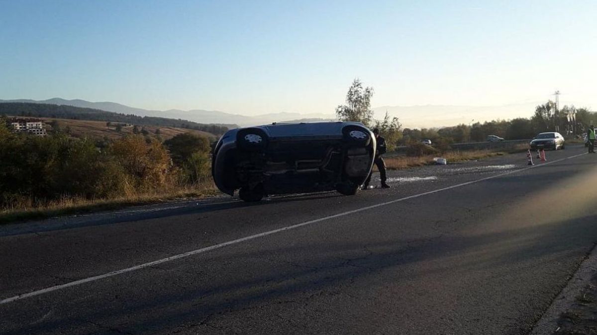 Шофьорка тръгна да изпреварва каруца и стана голяма беля СНИМКИ 