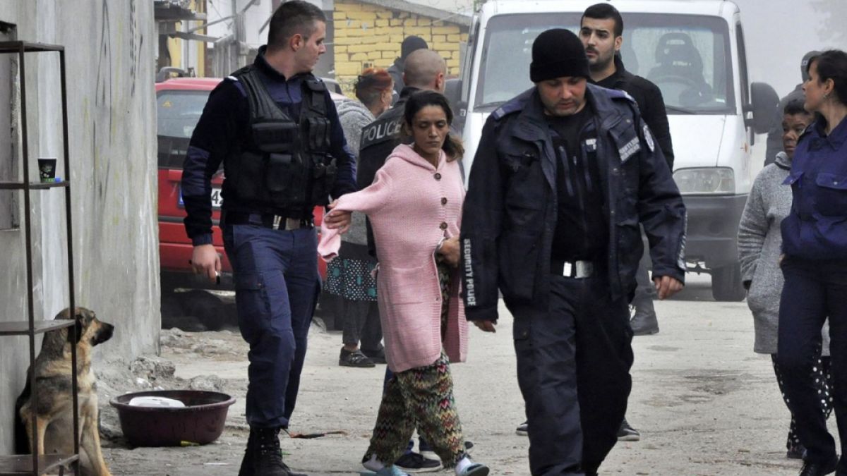 Удариха банда мъже и жени в бърлогата ѝ на ул."Картечар" в Хасково СНИМКИ