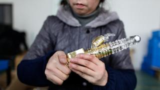 Момиче забрави секс играчка в спалнята и узна всички срамни тайни на майка си 