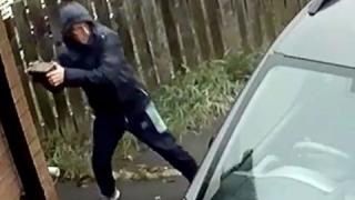 Възмездие: Вижте епичния провал на автокрадец ВИДЕО
